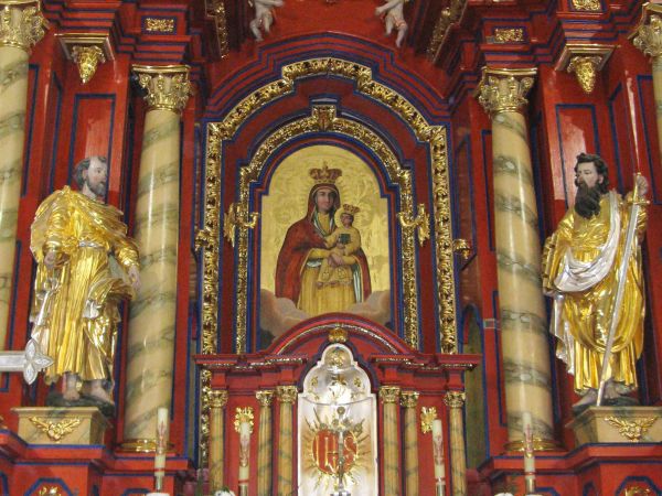 ołtarz główny kościoła, z obrazem Matki Boskiej Szkaplerznej, poniżej tabernakulum, obrotowe - teraz "odkryte", z widoczną monstrancją.