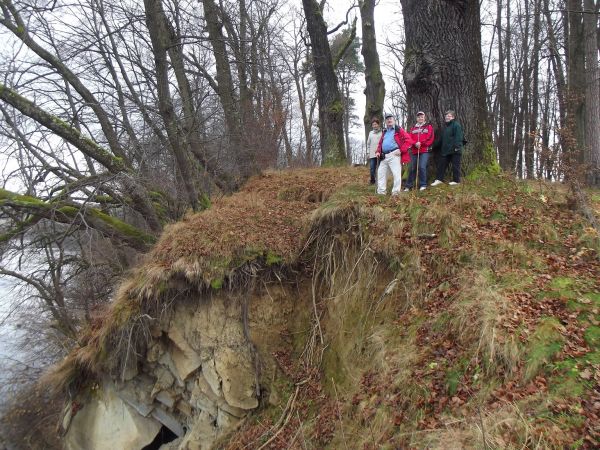 wysoki, stromy ale i pełen uroku - brzeg Sanu, należy być bardzo ostrożnym,  w szczególności z dziećmi ! - nie ma zabezpieczeń ! drut kolczasty leży prawie niew