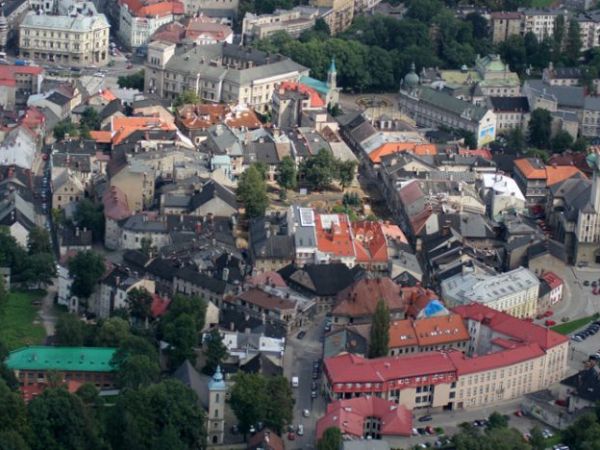 Stare Miasto na Wzgórzu zostało lokowane w końcu XIII w. Wzgórze aż do XIX w. było cantrum administracyjno-handlowym Bielska. Dziś pełni przede wszystkim funkcj