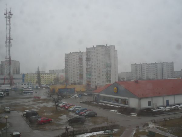 Panorama Sieradza ze wspomnianego bloku z IV piętra,w głębi dworzec PKS i Lidl.