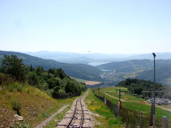 Widok z kolejki na Żar. Przy dobrej widoczności widać Tatry.