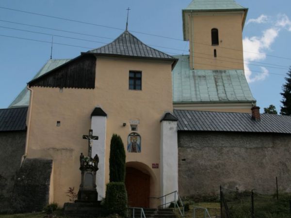 Kościół św. Katarzyny Aleksandryjskiej z XV wieku położony jest na wzniesieniu, otacza go mur obronny, od środka zaś istnieje zadaszenie, tzw. soboty, pod który