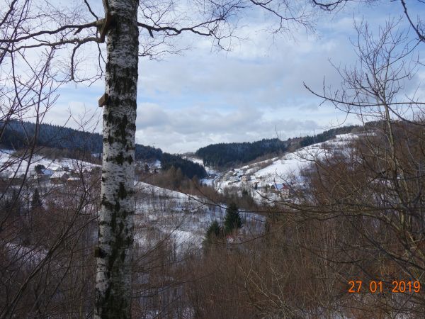 Górna część Harbutowic.Po lewej Szczerbakówka,Hornikówka, po prawej Tontyrówka, Kozakówka  oraz przełęcz na Końcówce. Końcówka niewidoczna gdyż leży już na skok