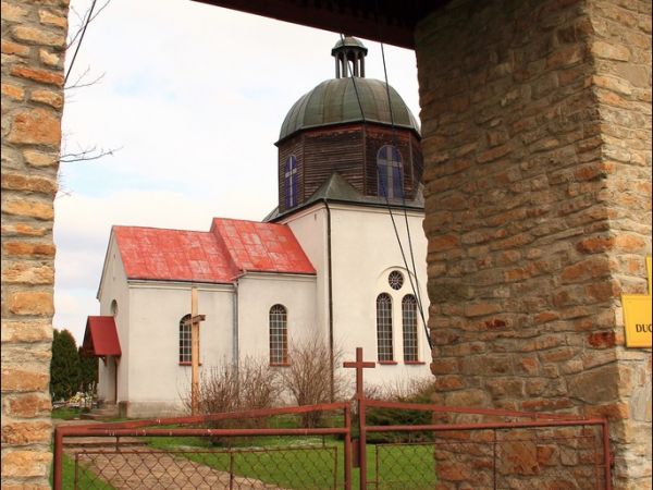 Cerkiew pw. św. Michała Archanioła w Chołowicach . Zbudowana w 1897 r. W 1941 r. spalona. W latach 1993-96 odbudowana.  Obecnie Kościół Pojednania pw. Ducha Świ