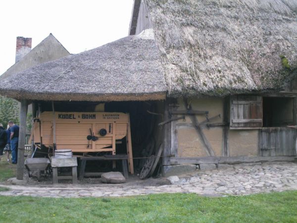Skansen w Nadolu.
Zbiór zabudowań z okolicznych sioł.I