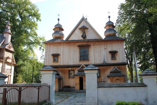 kościół pw. św. Michała Archanioła, jego budowę rozpoczęto w 1739r. z drewna jodłowego, jest budowlą trójnawową, bazylikową - przyjmuje się dziś, że ogólnym pie