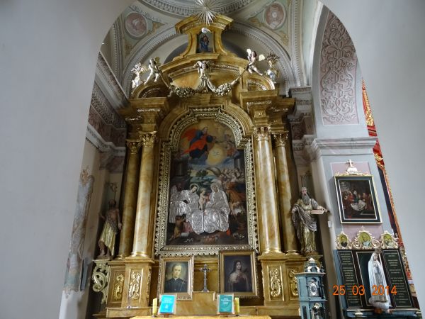 w kaplicy po lewej : obraz "Święta Rodzina"  Franciszka Lekszyckiego, sprzed 1668r., przedstawia on Annę z Marią, św.Jana Chrzciciela z Barankiem i św.Józefa. C