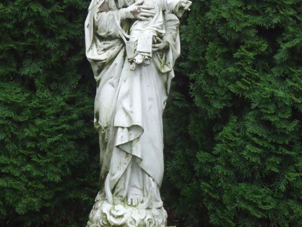 Dawna wikarówka, obecnie probostwo - figura w ogrodzie.