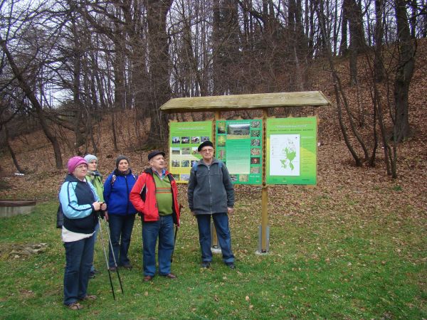 Tu - przed grodem, rozpoczyna się ścieżka historyczno-przyrodnicza  "Szlakiem dawnych osad" Gminy Bukowsko  - na zdjęciu: przed tablicami informacyjnymi.
