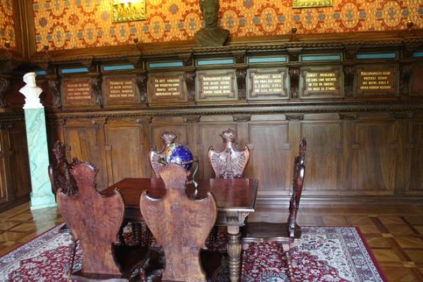 pałac w 1970r. został przejęty przez WSK Mielec i w latach 1978 - 1988 gruntownie odrestaurowany, z wielkim pietyzmem i starannością wnętrza były zrekonstruowan