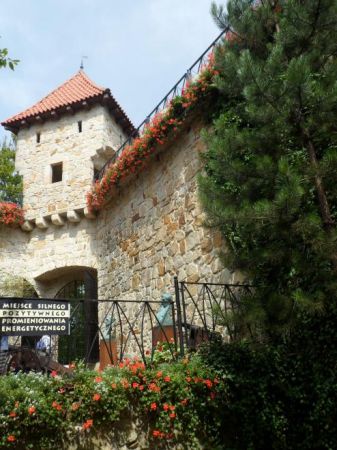 tu "akumulatory ładujemy" a dalej starannie i wiernie odrestaurowane mury forteczne,  bajecznie prezentująca się baszta  - a wszystko pięknie ukwiecone by zachw