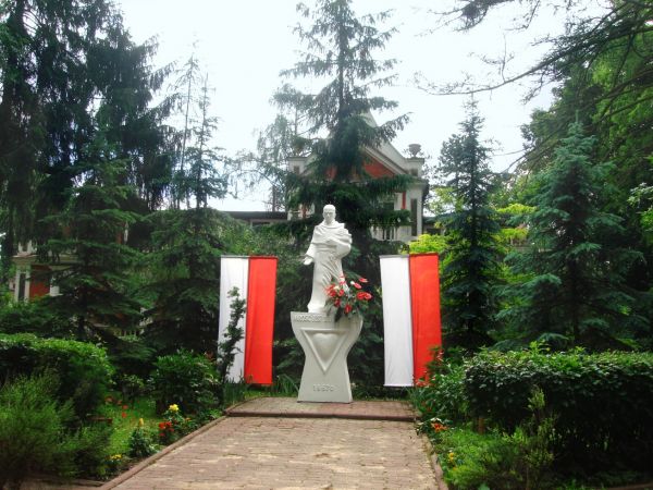 W ogrodzie willi Aniela