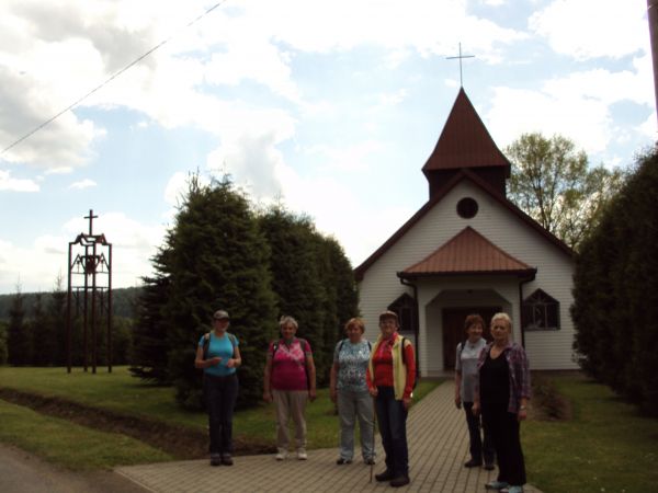 przed kościołem filialnym pw. Matki Bożej z Fatimy.