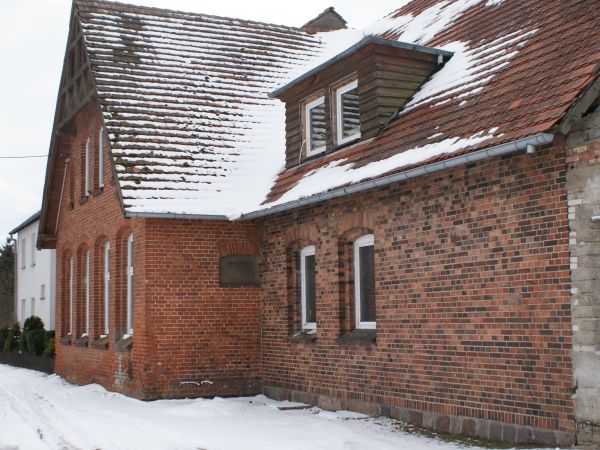 Budynek b. szkoły podstawowej (stan z marca 2010 r.)