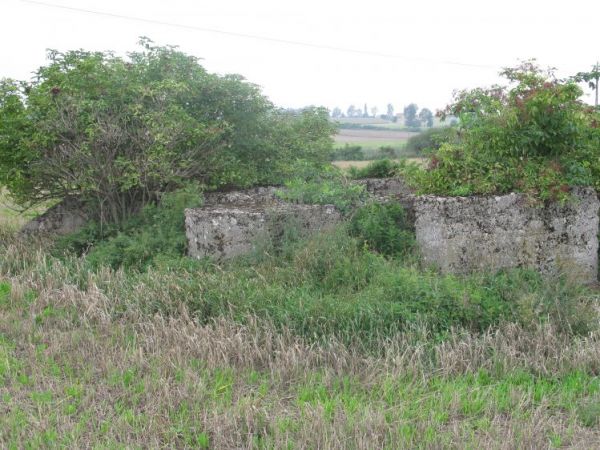 Schron nr 8. Tradytor dwustronny. Bez wylanego stropu. Położony na polu, niedaleko jeziora. Miejscowość - SKARBIENICE, niedaleko ŻNINA. Widok ogólny.
