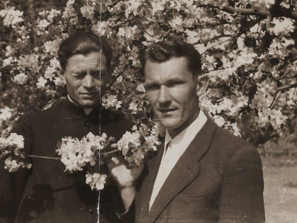 Strzelce Wielkie lata 40.Maślanka Włodzimierz z księdzem Antonim Adamiukiem na tle kwitnących w sadzie jabłoni./ ówczesnym rezydentem przy parafii w Strzelcach
