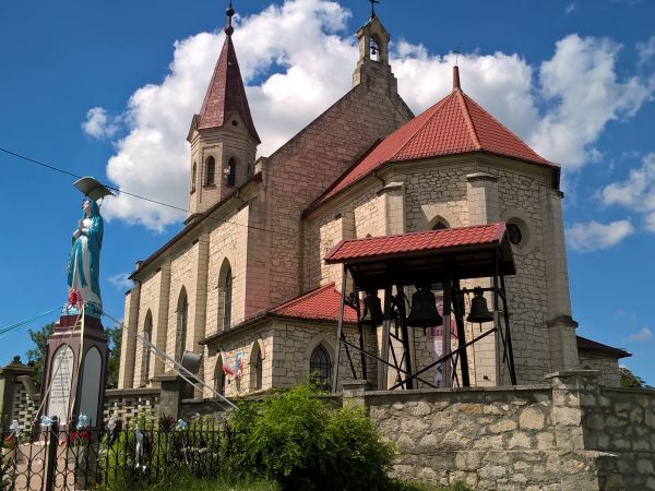 Całe pokolenia przyjmowały tu sakramenty chrztu ,komunii św,bierzmowania,ślubu a niektórzy mieli pogrzeby.Kościół Parafialny Św. Jana Chrzciciela w Ostrowcach.