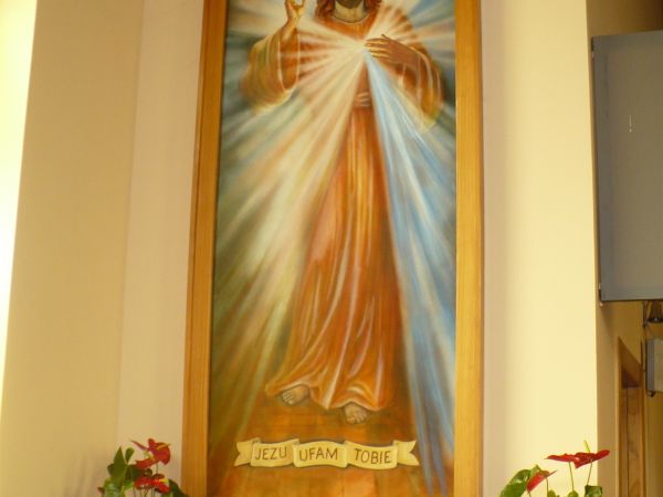 Podobnie jak w krakowskim Sanktuarium Bożego Miłosierdzia , Jezus Miłosierny czczony jest także w Brzostkowie  .