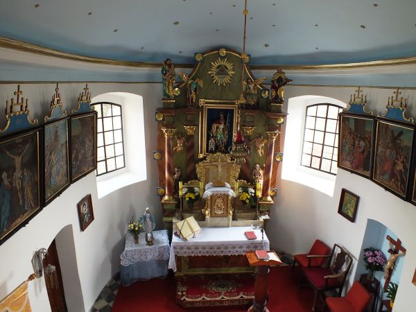 wnętrze kościółka