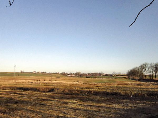 W oddali Klewno-widok z nasypu kolejowego między Reszlem a Klewnem. Klewno znajduje się 1 km. na wschód od Reszla 2011-12-15