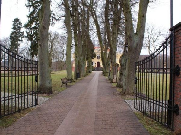 Kalisz Pomorski, luty 2014. Wejście do parku.