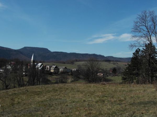 Widok miasteczka Radków z Górą Stołową w tle.