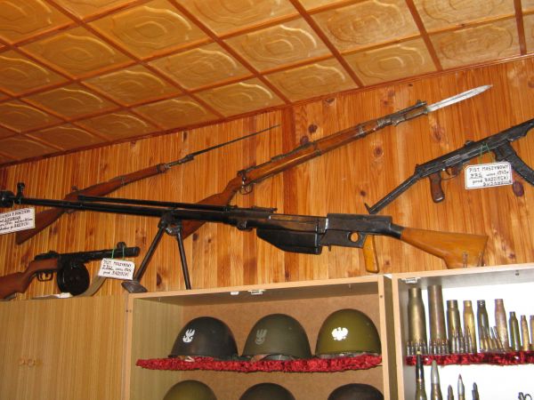 rusznice, karabiny, amunicja oraz hełmy - na ekspozycji militarnej prywatnej - u hobbysty, kolekcjonera. Robi to, co lubi a jego serdeczność i otwartość pozwala
