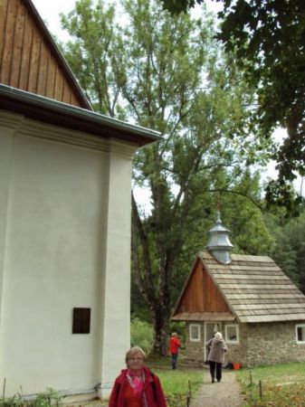 przy świątyni murowana z kamienia rzecznego, nakryta gontem kaplica grobowa, zwraca uwagę wieżyczka a na niej kopuła pobita blachą i zwieńczona krzyżem.