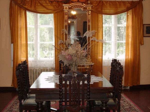 Wewnatrz dworu - muzeum  ekspozycja wnętrz domu ziemiańskiego oraz pokoje gościnne.