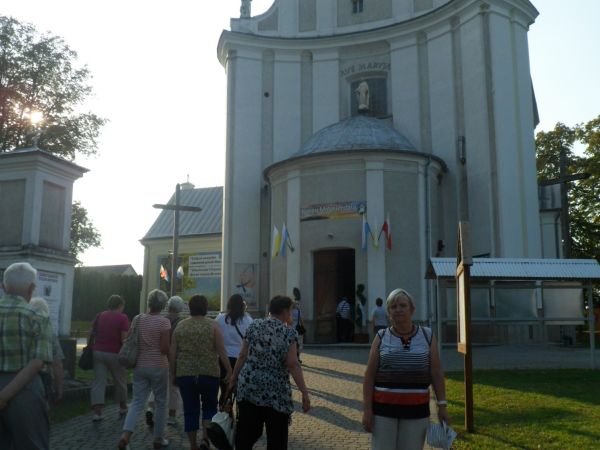 przy sanktuarium - a dlaczego : Tuligłowy ? - bo tu nadzieja by "przytulić głowy" do obrazu cudami słynącego i modlitwa za pośrednictwem Niepokalanej Matki powo