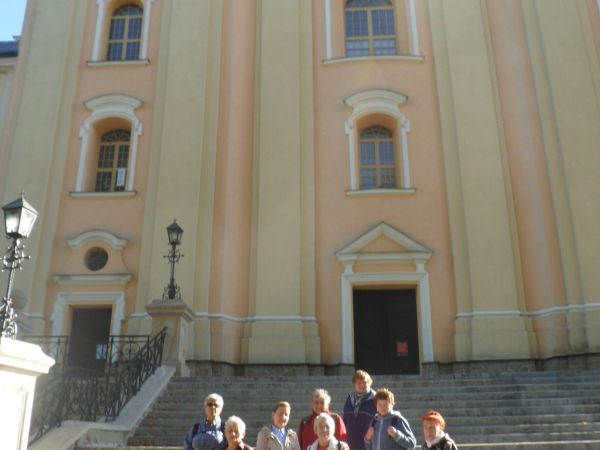 na zdjęciu: przed Sanktuarium Matki Bożej Starowiejskiej Miłosierdzia Królowej  Pogórza - studenci UTW z Sanoka z panią przewodnik po bazylice i Muzeum Towarzys