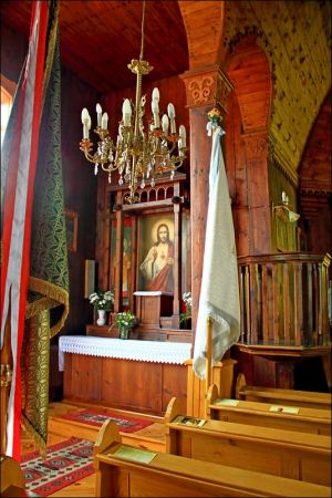 Drewniany kościół parafialny p.w. Matki Boskiej Śnieżnej , zbudowany w 1919 roku wg. projektu inż.arch. Kazimierza Osińskiego.