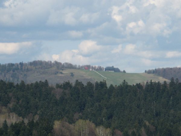 tam wysoko - na polanie: szybowisko /jest opis w galerii/. W 1880r. tereny te kupił Józef Czerkawski - potomek starego rodu rycerskiego herbu Abdank i Jelita,