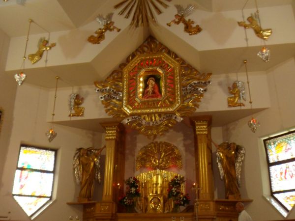 ołtarz główny - tam obraz Matki Bożej Tylickiej, przeniesiony ze starego kościoła.