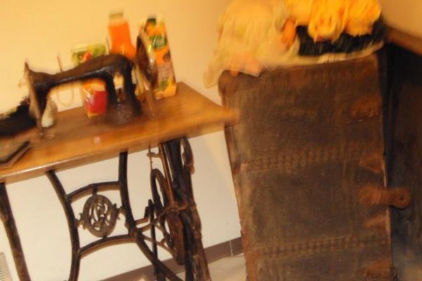 niewiele ocalało - no ale kufer podróżny i maszyna do szycia - ekspozycje ciągle ubogacane - jak twierdzi pani Malka, wyjaśniała że kahał to była gmina żydowska