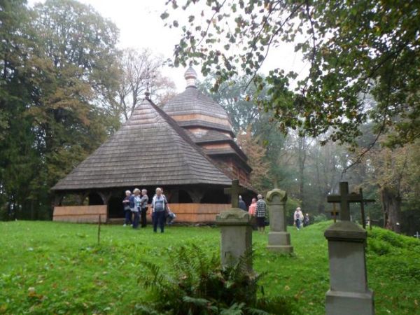 na cerkiewnym wzgórzu - przy świątyni nagrobne krzyże i pomniki.