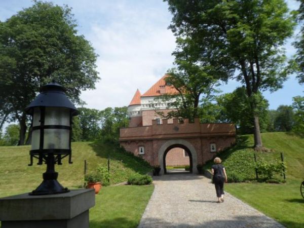 dopiero po wieku XVI można szlachta a przede wszystkim magnaci zdobywali coraz większe prawa i wówczas zaczynali budować swe siedziby czasem nawet od królewskic