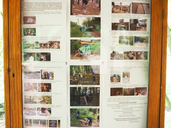 w Lesie Grabińskim - na planszy przy pomniku - kurhanie pomordowanych  24 lipca 1944r. - staranny przekaz w projekcie "Ocalić od zapomnienia".