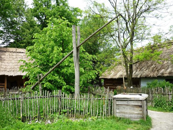 Stara , zabytkowa zagroda chłopska z XIX wieku , we wsi Guciów na Lubelszczyźnie. Obecnie muzeum wsi.