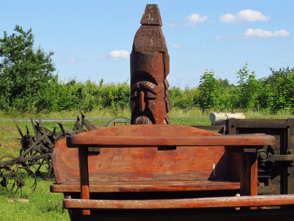 Skansen starych przedmiotów gospodarstwa rolnego oraz domowego, dodatkowo odpoczynek w trakcie podróży drogą nr 25 między Bydgoszczą a Tucholą  przy smacznym je