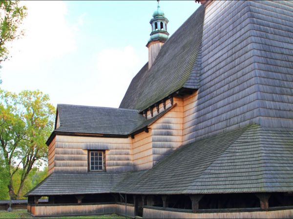 Kościół Wniebowzięcia NMP i św. Michała Archanioła . Na  liście światowego dziedzictwa UNESCO . Kościół w Haczowie jest największym gotyckim drewnianym kościołe