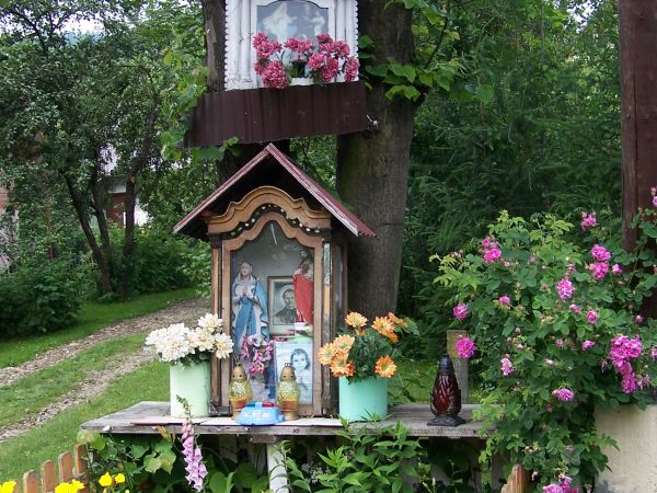 Jedna z wielu przydrożnych kapliczek (osiedle Żyłówka Wyżna).