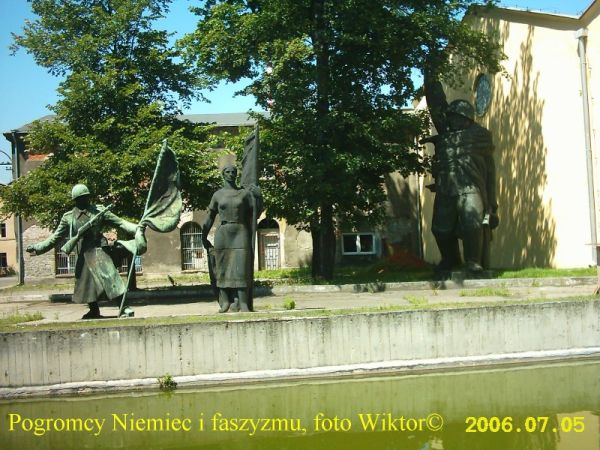 Kiedyś tu wykonane, teraz politycznie potępiane, wróciły i .... czekają na "dokonanie żywota" - może na przetopienie i nową postać.