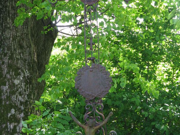 na starym przycerkiewnym cmentarzu: żeliwny odlewany krzyż łaciński o trójlistnych ramionach, osadzono go na kamiennym cokole w formie ściętego ostrosłupa, nad