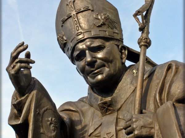 DĄBROWICA k/ LUBLINA .

Okazały pomnik JANA PAWŁA II  na placu przed kościołem.