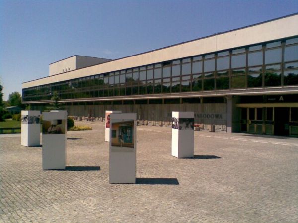 Wystawa zdjęć z podróży Ryszarda Kapuścińskiego przed budynkiem Biblioteki Narodowej