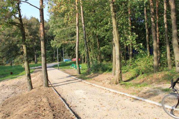 Oświetlona, z miejscami postojowym, ścież rowerowa dookoła j. Trzesiecko