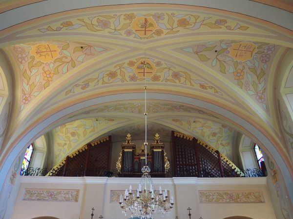 kościół pw. św. Klemensa - po gruntownym odrestaurowaniu, tu piękna sufitowa polichromia zdobiąca sklepienie oraz chór z organami.