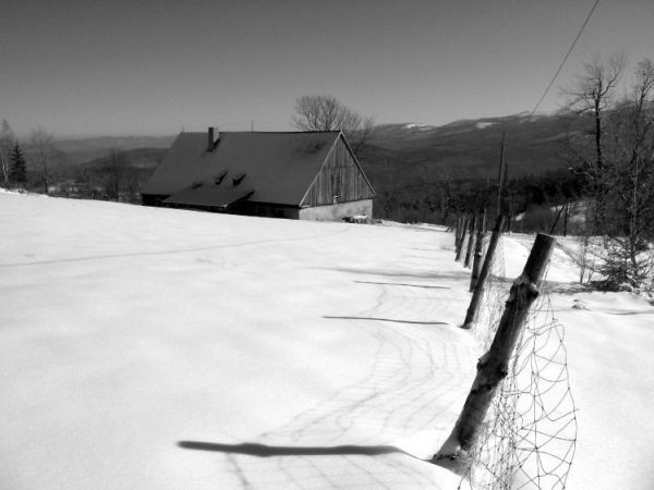 W tle najstarsze schronisko w Sudetach mieszczące się przy czerwonym szlaku na Wysoki Kamień. Obecnie niezamieszkałe - grozi zawaleniem. Więcej moich zdjęć na h