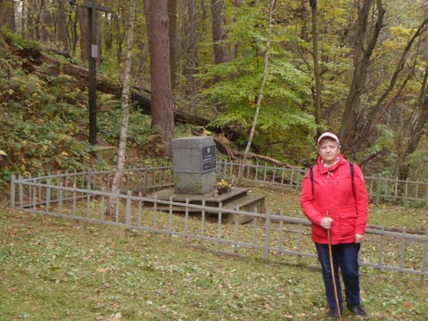przy mogile ofiar zbrodni dokonanej w dniu 26 lipca 1944r. - tu były wcześniej przygotowane doły, tu dowożono więźniów sanockiego więzienia - ok. 36 osób, to je